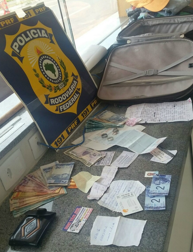 Os policiais encontraram com os elementos cerca de R$ 1.600 em dinheiro e diversos objetos identificados como produtos de furtos (Foto: Assessoria PRF)