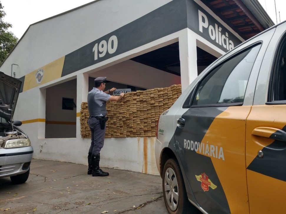 Dupla sai de Três Lagoas com 693 tabletes de maconha e é presa em Andradina. (Foto: Reprodução/Folha da R.) 
