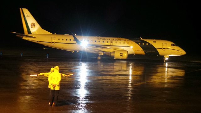 A aeronave Embraer 190 trazendo a equipe do escalão avançado da Presidência da República pousou às 19hs15 em Três Lagoas (Foto: Ricardo Ojeda)