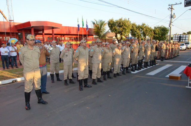 Oficiais do Corpo de Bombeiro de Três Lagoas durante solenidade de inauguração da nova sede do grupamento (Foto: Assessoria)