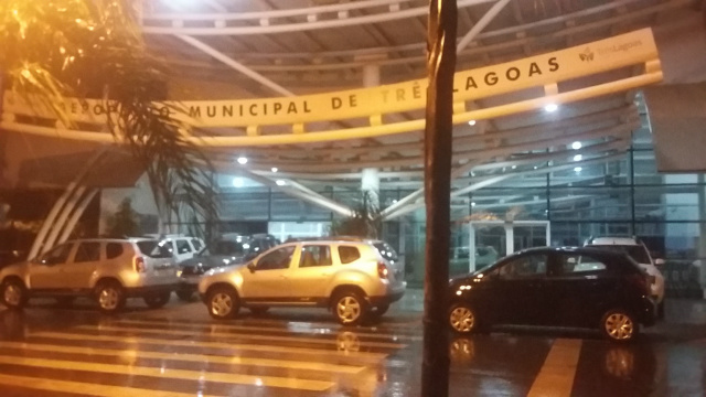 Jato com equipe precursora da Presidência da República já pousou em Três Lagoas No total sete veículos Renault Duster e duas vans foram utilizados para transportar a equipe até o hotel Mediterrâneo (Foto: Patrícia Miranda)