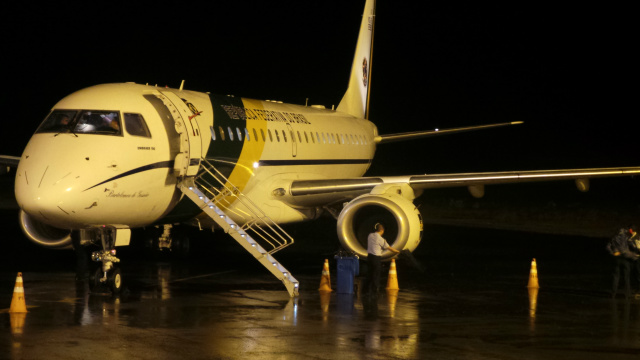 Jato com equipe precursora da Presidência da República já pousou em Três Lagoas Além da equipe a aeronave também transportou equipamentos e aparelhos de segurança que serão instalados no local onde vai acontecer a solenidade da Fibria (Foto: Ricardo Ojeda)