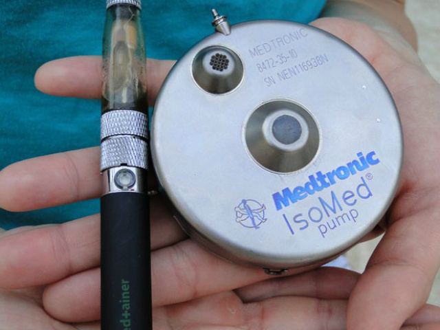 Estudante comemora autorização para usar remédio à base de maconha Juliana de Paolinelli, hoje, usa um vaporizador (à esquerda) abastecido com maconha em forma líquida; antes, ela chegou a usar uma bomba de morfina (à direita) dentro do corpo (Foto: Humberto Trajano / G1)