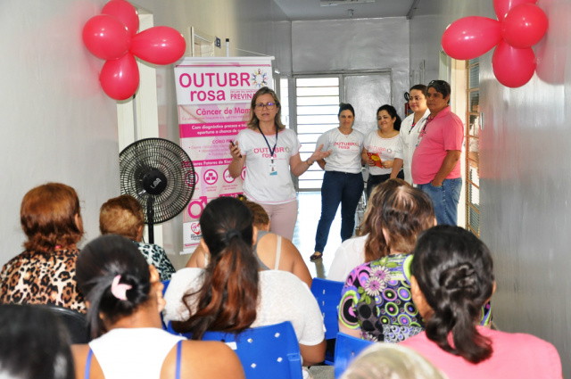 Distrito Arapuá recebe dia D da Campanha Outubro Rosa As mulheres receberam orientações das voluntárias da Rede Feminina de Combate ao Câncer. (Foto: Assessoria)
