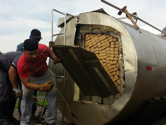 PMR apreende três toneladas de maconha escondida em caminhão-tanque Apreensão acorreu quando os policiais abordaram o caminhão carregado de maconha (Foto: PMR-SP/Divulgação)