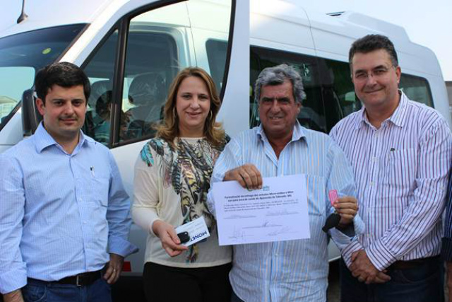 Eldorado Brasil entrega ônibus para translado de pacientes Flávio Rocha (à esq.) e Luís Felli (à dir.), ambos da Eldorado Brasil, entregam veículos para o prefeito Robson Samara e para a secretária de assistência social Lucilene Taboa (Foto: Divulgação/Assecom)