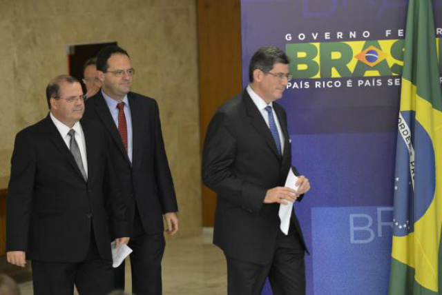 O presidente do Banco Central, Alexandre Tombini, e os novos ministros do Planejamento, Nelson Barbosa, e da Fazenda, Joaquim Levy, no Palácio do Planalto (Foto: Agência Brasil)