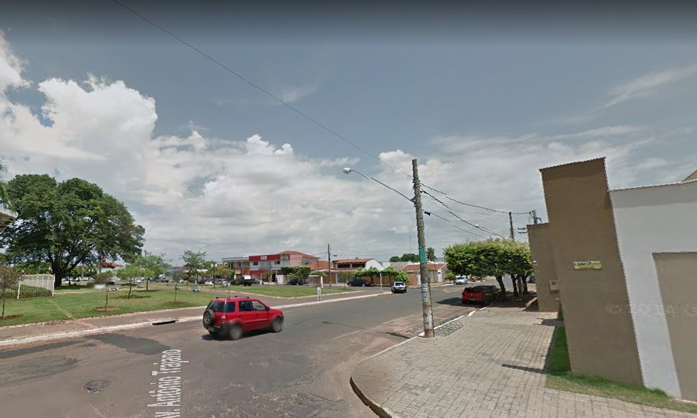 Em Três Lagoas, PM flagra motociclista com placa alterada por fita isolante Fragrante ocorreu no cruzamento da Avenida Antônio Trajano com a rua Alfredo Justino. (Foto: Reprodução/Google).