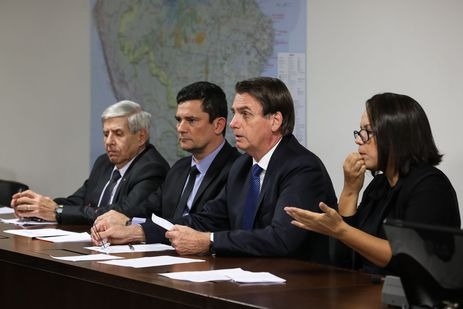 Bolsonaro anuncia 13º do Bolsa Família na semana que vem O presidente Jair Bolsonaro faz transmissão ao vivo ao lado dos ministros de Segurança Institucional (GSI), General Augusto Heleno, da Justiça e Segurança Pública, Sergio Moro, e da intérprete de libras, Elizângela Castelo Branco. - Marcos Corrêa/PR