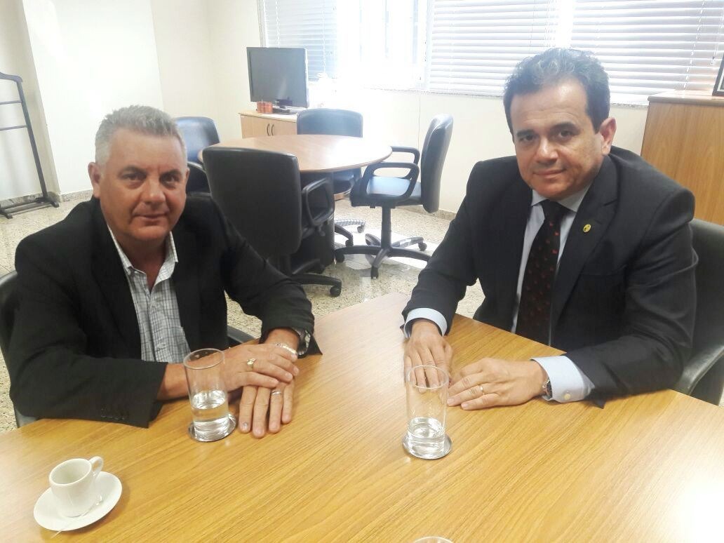 Em Brasília, prefeito de Três Lagoas apresenta novos projetos e cobra agilidade em processos Reunido com o gerente macro regional do centro-oeste do Ministério da Secretaria de Governo, Guilherme Ferreira Silva (Foto/Assessoria)