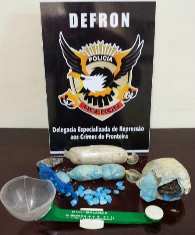 Policiais da DEFRON prendem mulher acusada de tráfico de drogas e receptação o vistoriar a residência da mulher, foram encontrados diversos papelotes e porções de substância análoga a pasta base de cocaína, que pesados totalizou 263 gramas (Foto: Divulgação/PC MS)