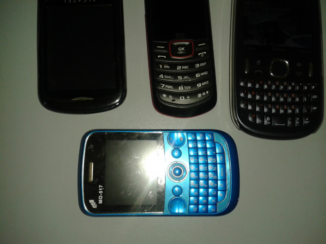 Aparelhos celulares vendidos em camelôs que não tiver origem de fábrica serão bloqueados para para ligações à partir do próximo ano (Foto: Ricardo Ojeda)  