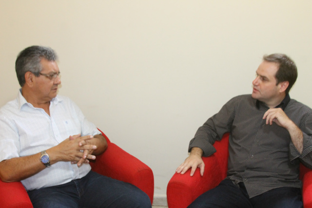 Rímoli afirma que vai fortalecer a classe empresarial de Três Lagoas O empresário Rogerson Rimoli esteve visitando o Perfil News e foi recebido pelo diretor do portal, jornalista Ricardo Ojeda e falou sobre seu plano de trabalho que pretende implantar na Associação Comercial, caso seja eleito para presidir a entidade (Foto: Patrícia Miranda)