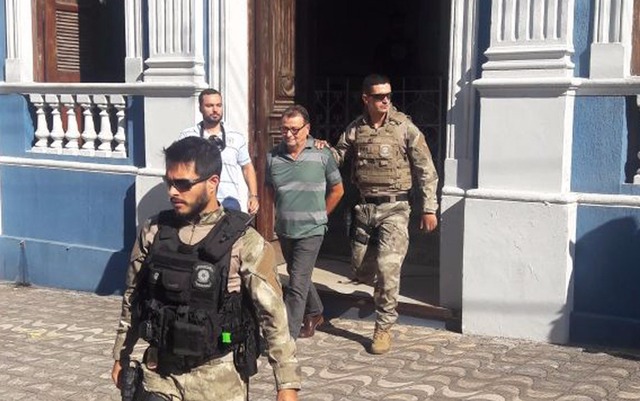 Cesare Battisti saindo da Polícia Federal em Corumbá (Foto: Laura Toledo/TV Morena)