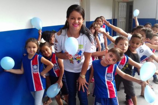 E.M. Irmã Scheilla realiza caminhada de mobilização sobre o Autismo