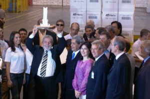 Em fevereiro de 2010, o então presidente Lula mostra a réplica do Relógio Municipal confeccionada em celulose que ganhou de presente da Fibria (Foto: Ricardo Ojeda/Arquivo)