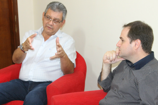 Rímoli afirma que vai fortalecer a classe empresarial de Três Lagoas O diretor do Perfil News, Ricardo Ojeda questionou o pré-candidato sobre a situação dos empresários caloteados pelo Consórcio UFN3, e este por sua vez mostrou ser solidário à classe, dizendo que em sua gestão vai estar firme na busca pela solução dessa questão (Foto: Patrícia Miranda)