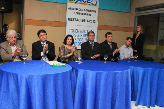 Márcia Moura ao lado de empresarios e autoridades civis e militares, destacou a importância da associação e aproveitou para falar dos novos empreendimentos que estão vindo para a cidade.
Foto: Yuri Spazzapan