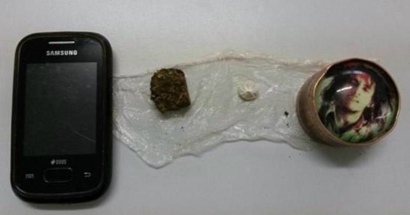 Além das porções de crack e cocaína, também foi apreendido uma porção de maconha e um celular (Foto: Radio Portal News)