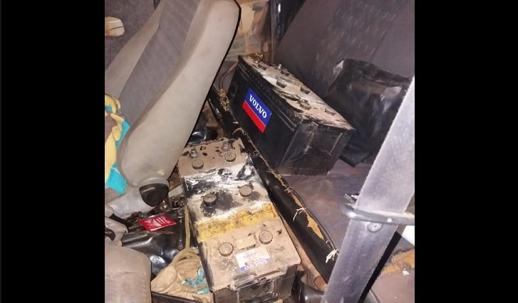 Em Três Lagoas ladrões aproveitam a chuva e tentam roubar diesel e baterias de caminhão As baterias roubadas já estavam no Passat em que estavam os suspeitos. Foto: Reprodução Facebook.