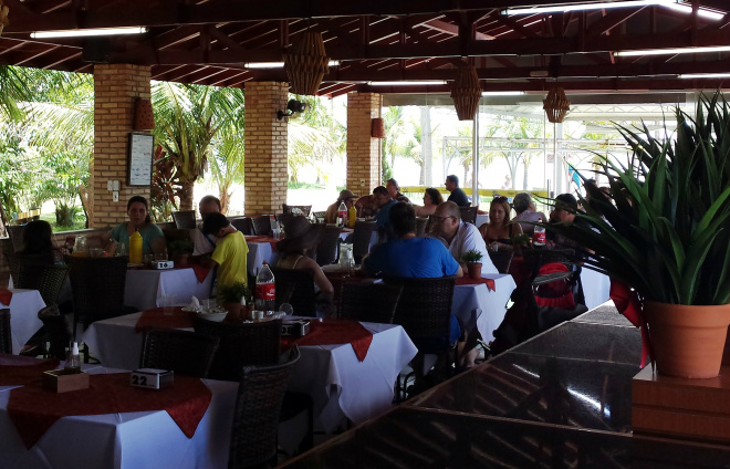 Restaurante da Pousada do Tucunaré possui dois ambientes, um climatizado e outro aberto como mostra a imagem (Foto: Ricardo Ojeda)
