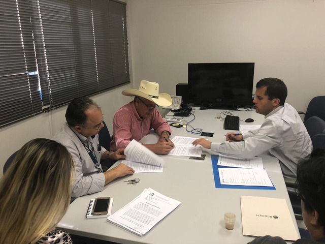 Prefeito vai à CEF e assina convênios para mais obras em Três Lagoas Foto: Assessoria