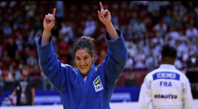 Mayra Aguiar comemora após vencer a francesa Audrey Tcheumeo na final  (Foto: Divulgação/IJF)