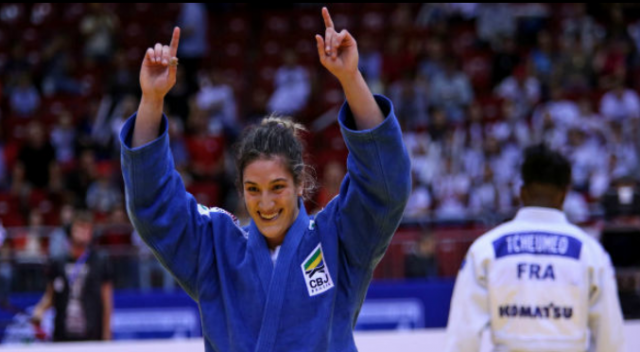 Mayra Aguiar fatura primeira medalha de ouro do Brasil no Mundial de Judô Mayra Aguiar comemora após vencer a francesa Audrey Tcheumeo na final (Foto: Divulgação/IJF)