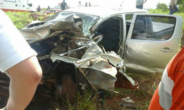 Acidente envolvendo, uma Toyota Hilux e uma caminhonete Ranger na BR 262, próximo à Ribas do Rio Pardo, teve duas vítimas fatais e duas pessoas feridas que foram levadas ao hospital de Ribas (Foto: Divulgação/ WatsApp)  