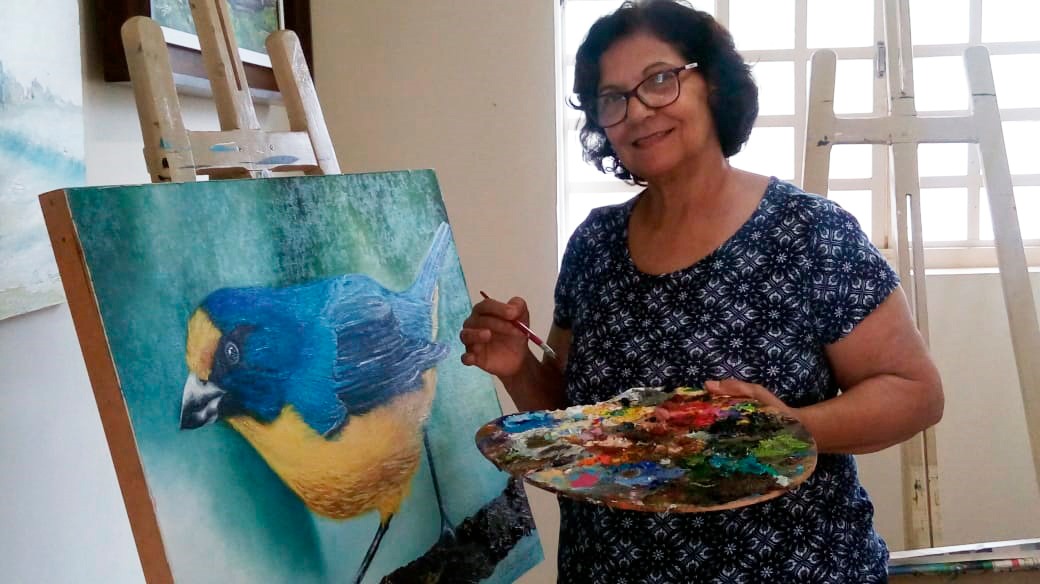 Celulose vira arte na mão de três-lagoenses A artista Nilva Barrozo desenvolveu técnica exclusiva de pintura de óleo sobre celulose. Fotos: Gisele Berto