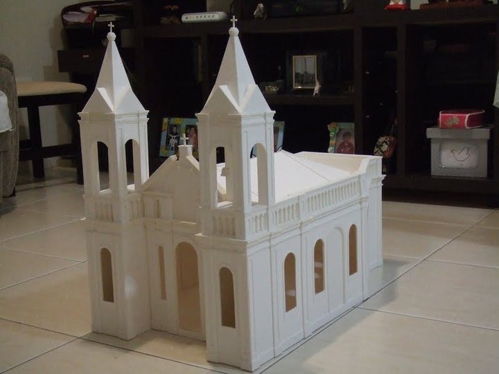 Celulose vira arte na mão de três-lagoenses Réplica da Igreja de Santo Antonio, feita por Eduardo Nakamura. Foto: Arquivo Pessoal