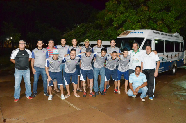 Atletas que representarão Três Lagoas no campeonato, juntamente com a comissão técnica. (Foto: Divulgação) 