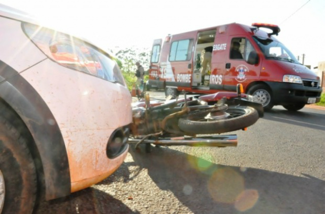 Acidente envolvendo Saveiro e Moto deixa uma pessoa ferida O condutor do saveiro informou que não percebeu a presença do motociclista quando invadiu a presencial. (Foto: Marcio Rogério)