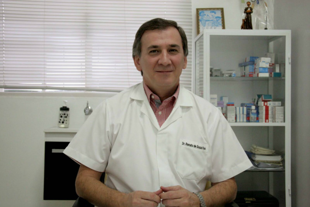 Prefeito afastado de Bela Vista comete suicídio com um tiro na cabeça O médico e prefeito afastado, Renato de Souza Rosa deu plantão na noite de quarta feira no hospital de Maracaju (Foto: Divulgação)