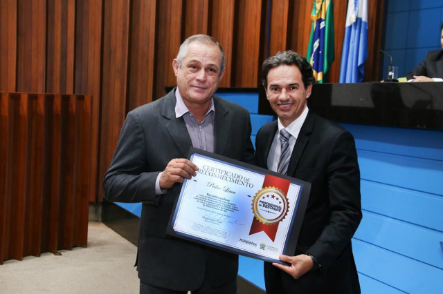 Assembleia Legislativa homenageia comerciários de Mato Grosso do Sul Pedro Lima, da Fetracom, também recebeu homenagem. (Foto: Assessoria)