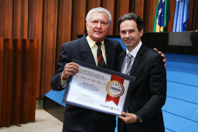 Idelmar da Mota Lima recebe de Marquinhos Trad, a homenagem. (Foto: Assessoria)