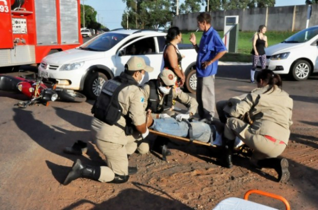 Acidente envolvendo Saveiro e Moto deixa uma pessoa ferida A vítima foi socorrida pelo Corpo de Bombeiros. (Foto: Marcio Rogério)