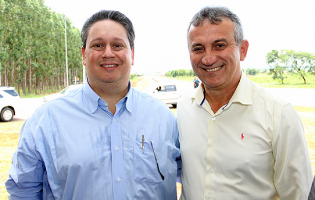 Empresário da Asper Bras, com o prefeito de Água Clara, Sila Silva. (Foto: Assessoria de Comunicação)