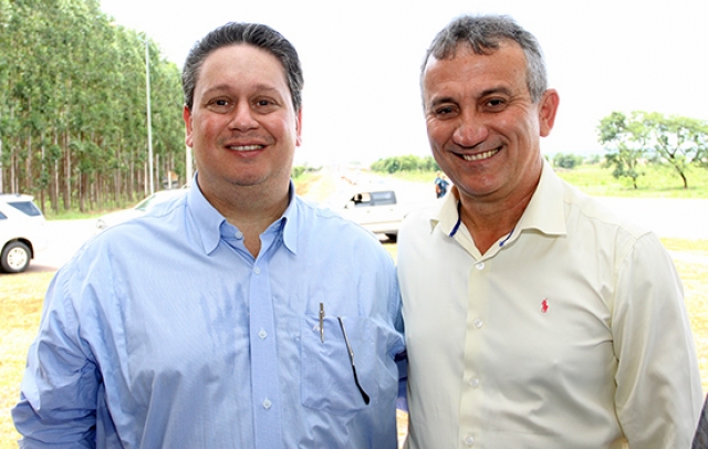 André inaugura MS-324 e garante escoamento de produção e impulsiona polo moveleiro Empresário da Asper Bras, com o prefeito de Água Clara, Sila Silva. (Foto: Assessoria de Comunicação)