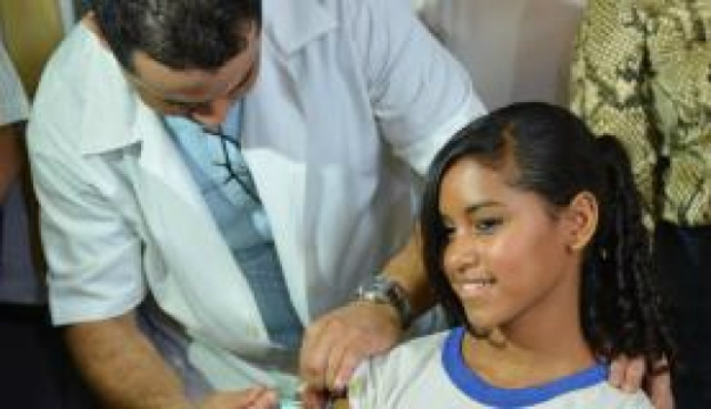 Estudante recebe a primeira dose da vacina contra o HPV (Foto; Elza Fiúza/Agencia Brasil)
