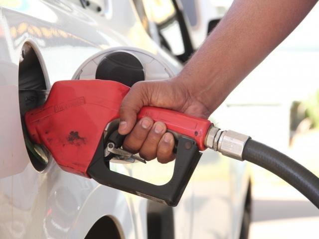 Com gasolina a 4,69, tanque cheio tem o mesmo valor de 12 Kg de carne Encher o tanque representa peso elevado no orçamento doméstico (Foto: Marcos Ermínio)