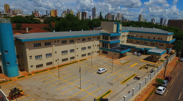 Secretário estadual de Saúde, Carlos Coimbra, e presidente da Santa Casa, Esacheu Nascimento, visitaram os hospitais em dezembro de 2017. (Foto: Jefferson Gonçalves )