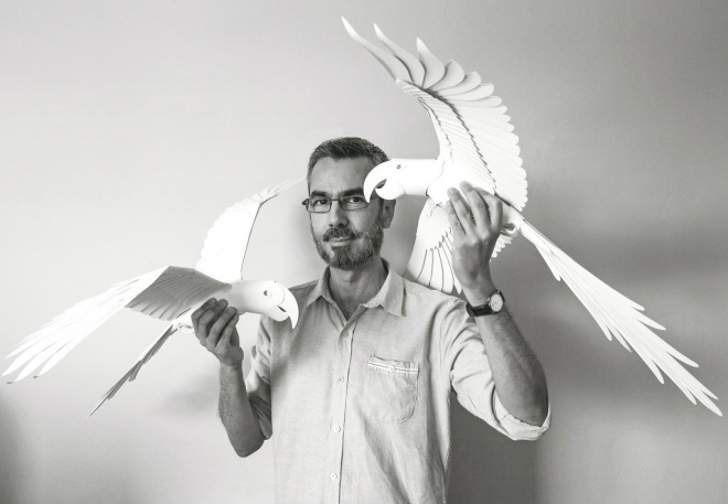 Casa do Artesão e International Paper lançam exposição "Adoro Papel" O artista plástico, desenhista e ilustrador Carlos Meira atualmente dedica-se à técnica de esculturas em papel (Foto: Divulgação/Assecom)