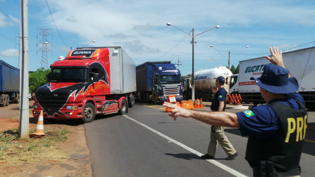Policial Rodoviário Federal aborda caminhoneiros para convidar a participar da ação (Foto: Ricardo Ojeda)