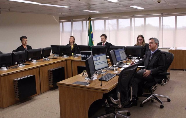 Desembargadores federais Victor Luiz dos Santos Laus (à esquerda), Leandro Paulsen (centro), o presidente da turma e relator João Pedro Gebran Neto (à direita), e a procuradora da República Maria Emília Corrêa da Costa durante o julgamento realizado nesta quarta (Foto: Sylvio Sirangelo/TRF4)