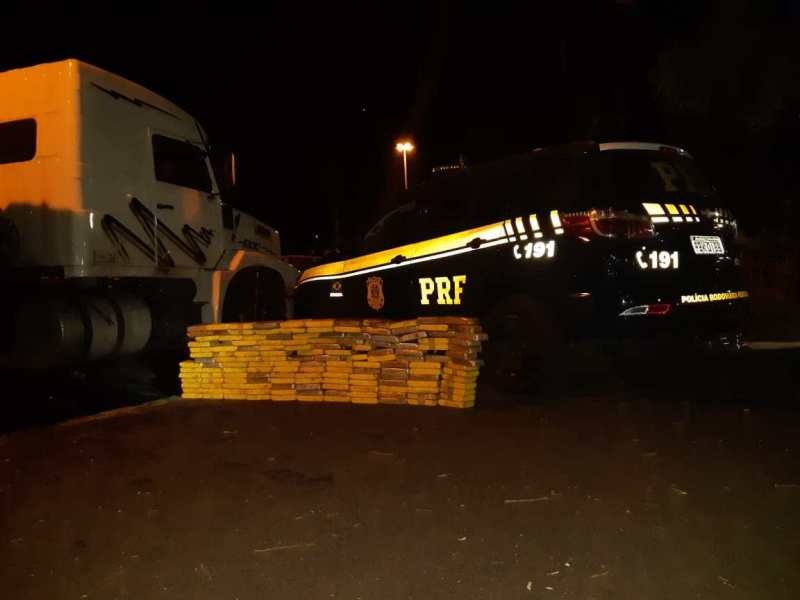 PRF apreende 159,6 kg de cocaína em compartimento secreto de carreta em Água Clara Foto: Divulgação