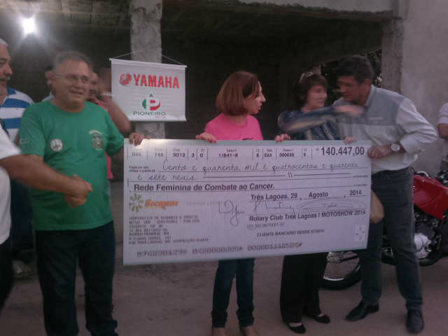 Rotary doa R$ 140 mil para rede feminina de combate ao câncer construir sede Pessoal do Rotary e da Rede levantam o