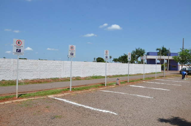 Placas de sinalização de estacionamento preferencial para pessoas com necessidades especiais e idosas. (Foto: Assessoria).