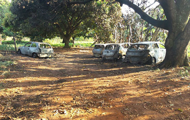 Quatro carros são incendiados durante festa de acadêmicos da UFMS A festa era realizada na Chácara Challenger e por volta das 3 horas, os participantes foram surpreendidos pelo fogo (Foto: MidiaMax)