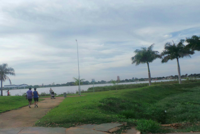 Previsão de sol e pancadas de chuva à tarde e à noite em Três Lagoas Nas primeiras horas foram registrados 24ºC, segundo o site Climatempo. No detalhe, pessoas realizam caminhada na orla da Lagoa Maior. (Foto: Ricardo Ojeda)